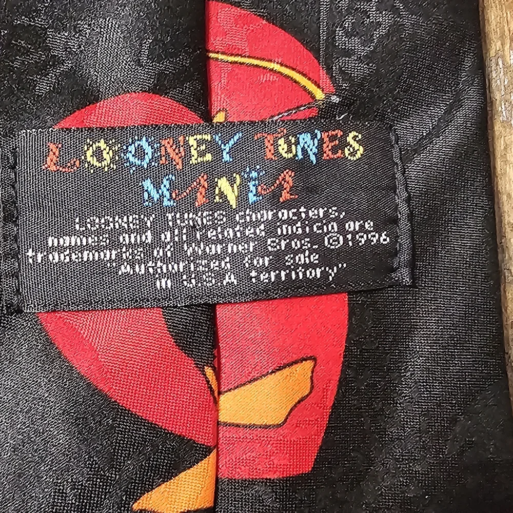 Looney Toons man's Valentine‎ tie. 100% polyester. vintage 1996